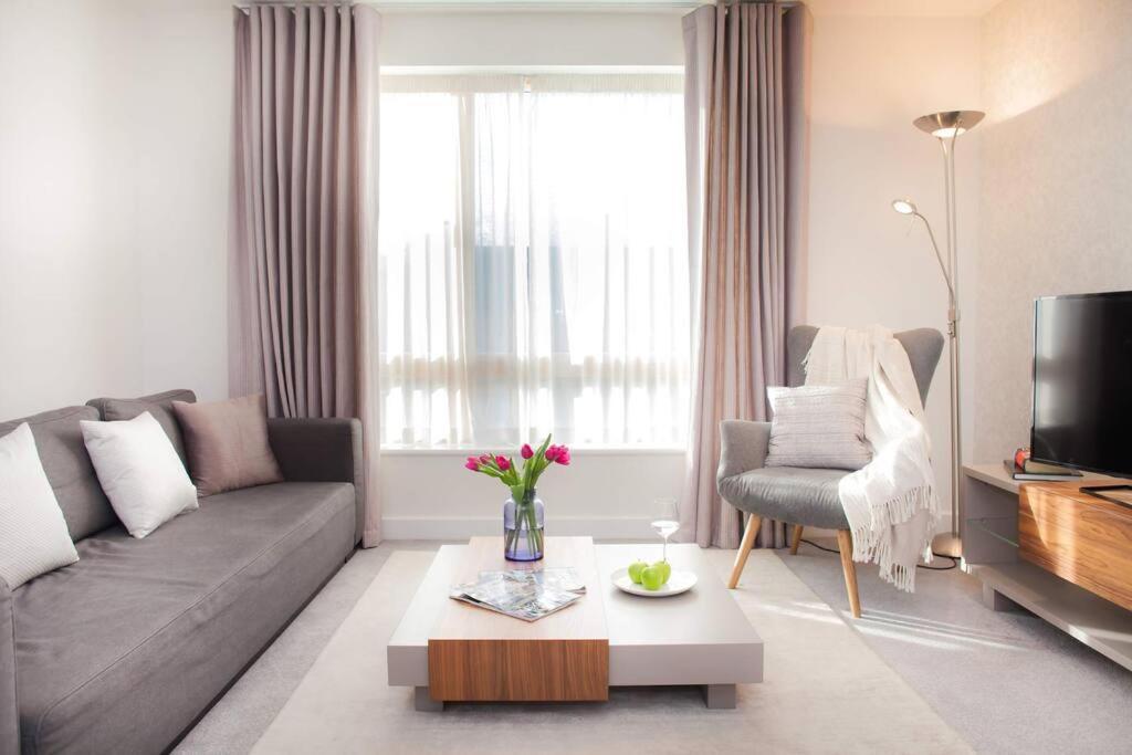 Stylish And Central Two Bedroom & Two Bathroom Apartment With Free Parking Extérieur photo