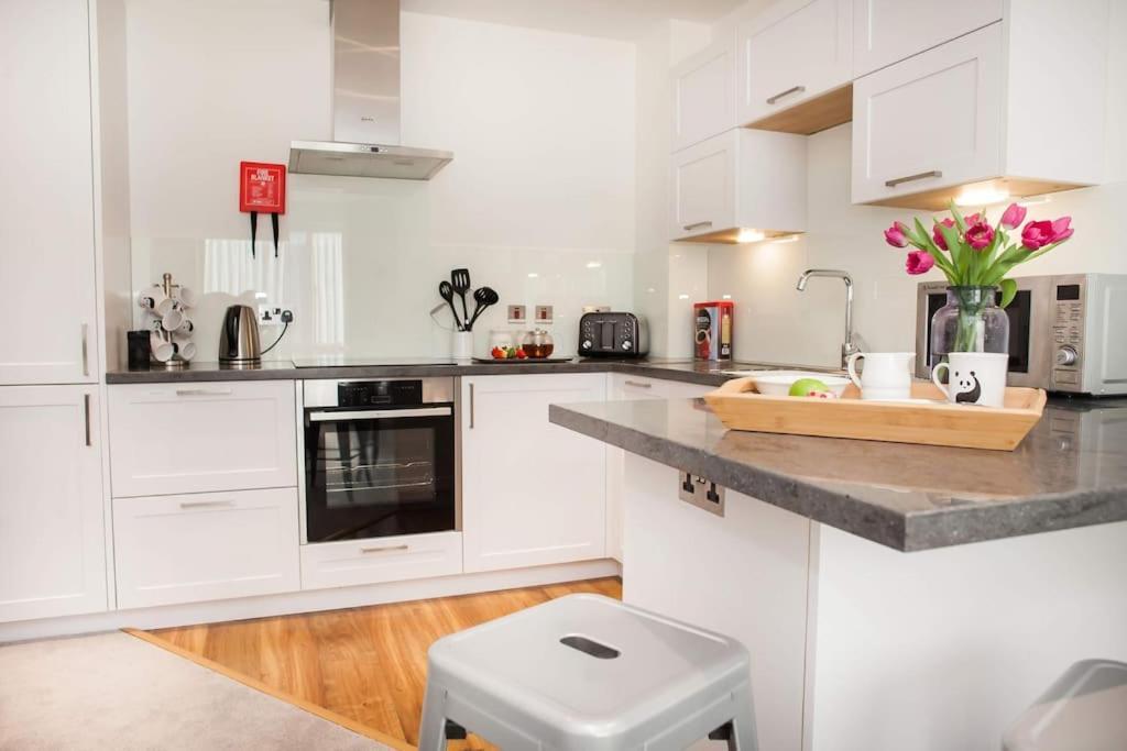 Stylish And Central Two Bedroom & Two Bathroom Apartment With Free Parking Extérieur photo