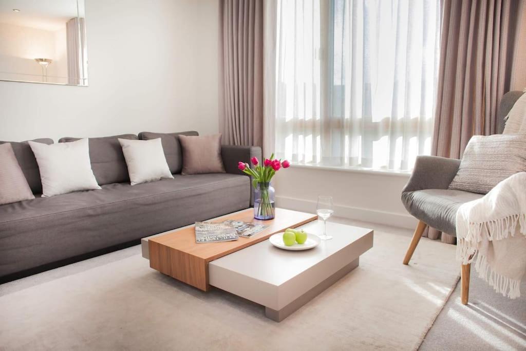 Stylish And Central Two Bedroom & Two Bathroom Apartment With Free Parking Extérieur photo