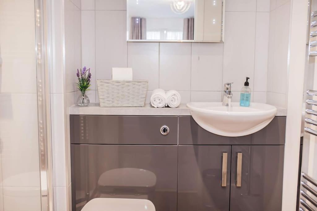 Stylish And Central Two Bedroom & Two Bathroom Apartment With Free Parking Extérieur photo