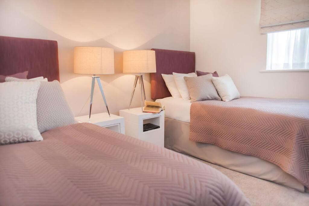 Stylish And Central Two Bedroom & Two Bathroom Apartment With Free Parking Extérieur photo