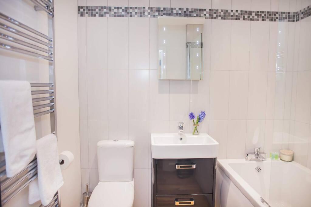Stylish And Central Two Bedroom & Two Bathroom Apartment With Free Parking Extérieur photo