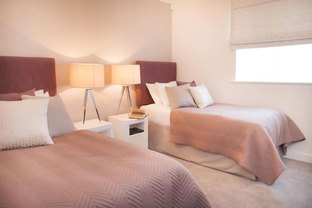 Stylish And Central Two Bedroom & Two Bathroom Apartment With Free Parking Extérieur photo