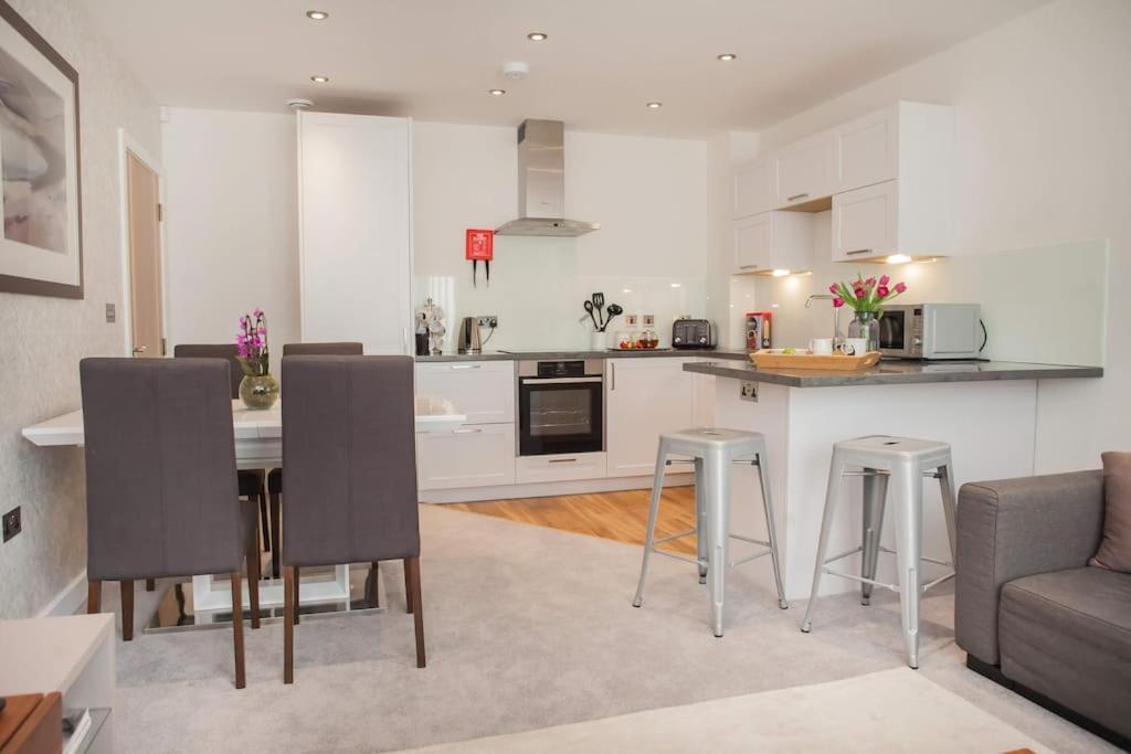 Stylish And Central Two Bedroom & Two Bathroom Apartment With Free Parking Extérieur photo