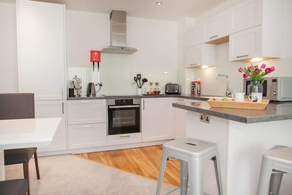 Stylish And Central Two Bedroom & Two Bathroom Apartment With Free Parking Extérieur photo